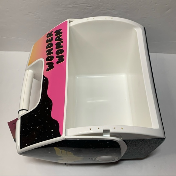 DC Comics x Igloo 7 Qt Wonder Women Playmate Cooler Intl Women’s Day NWT - Picture 8 of 11